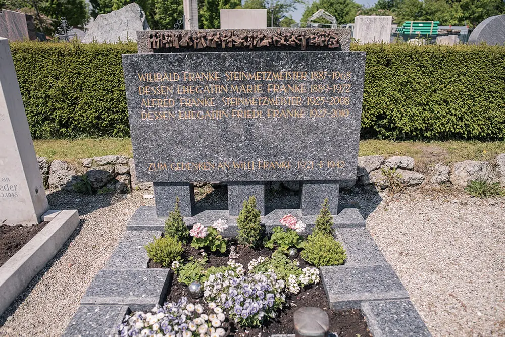 Franke Naturstein - Grabdenkmal 28