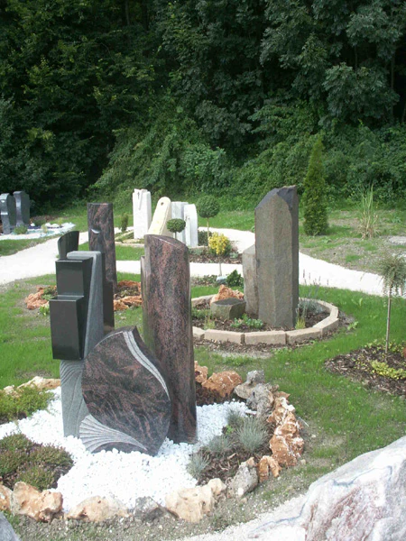 Urnen-Monumente von Franke Naturstein - Ihr Ansprechpartner für Grabsteine in Dorfen