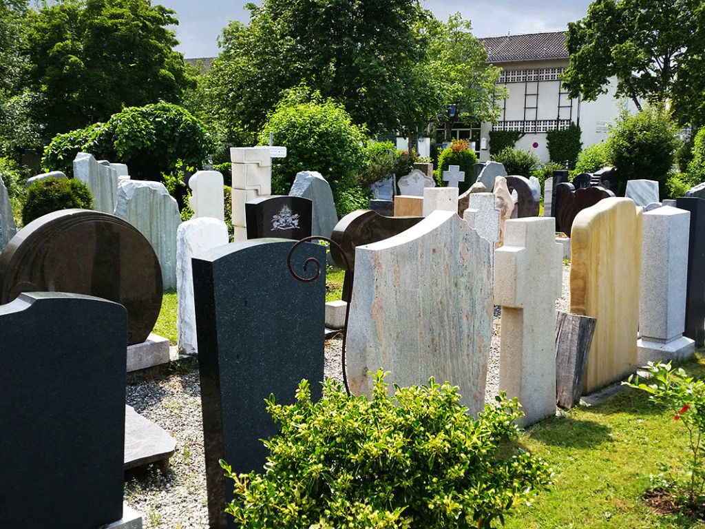 Wir beraten Sie gern bei der Gestaltung Ihres Grabsteins für Bad Endorf