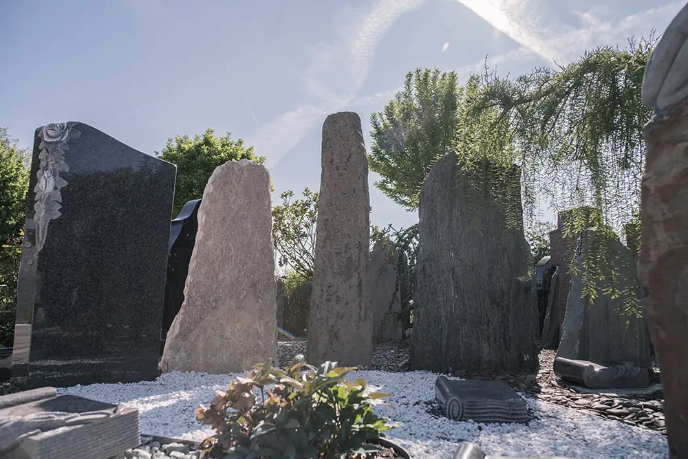 Herstellung von würdevollen Grabsteinen für den Friedhof in Rimsting