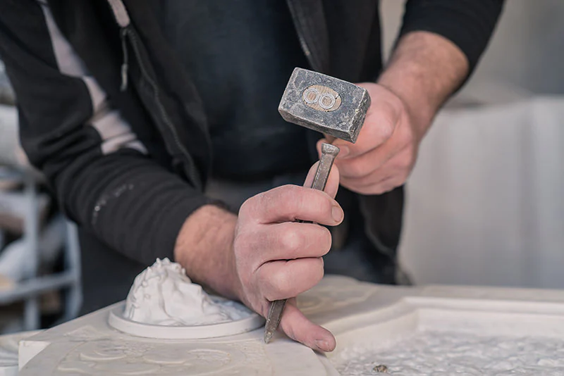 Steinmetze arbeiten in der alten Tradition