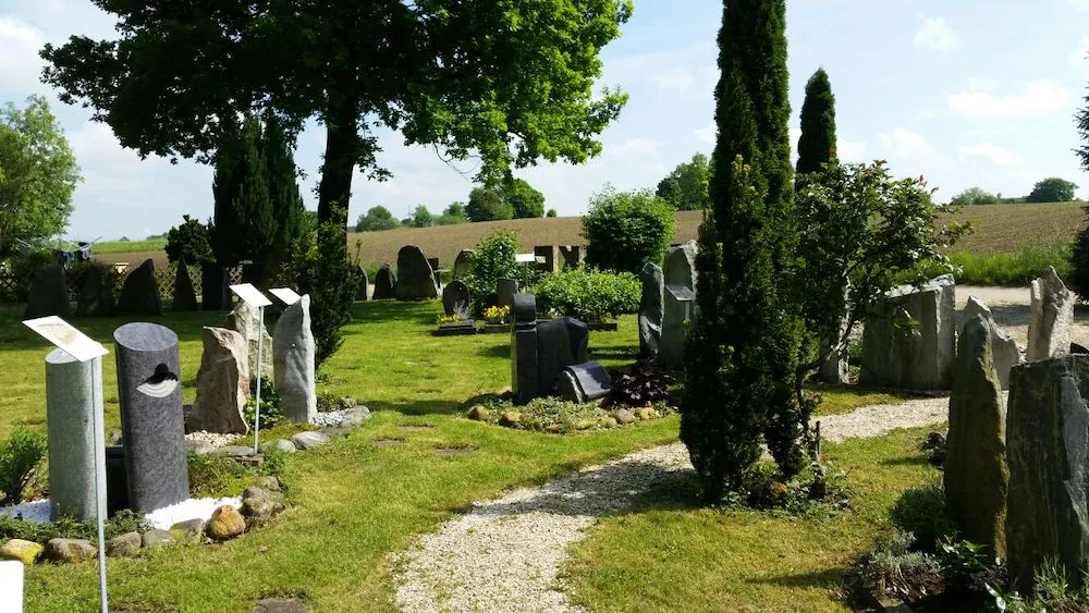 Friedhof und Gestaltung der Urnengrabstätte