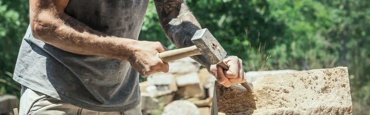 In der Tätigkeit und der Ausbildung des Steinmetzes erfolgt die Natursteinbearbeitung mit Hammer und Meißel